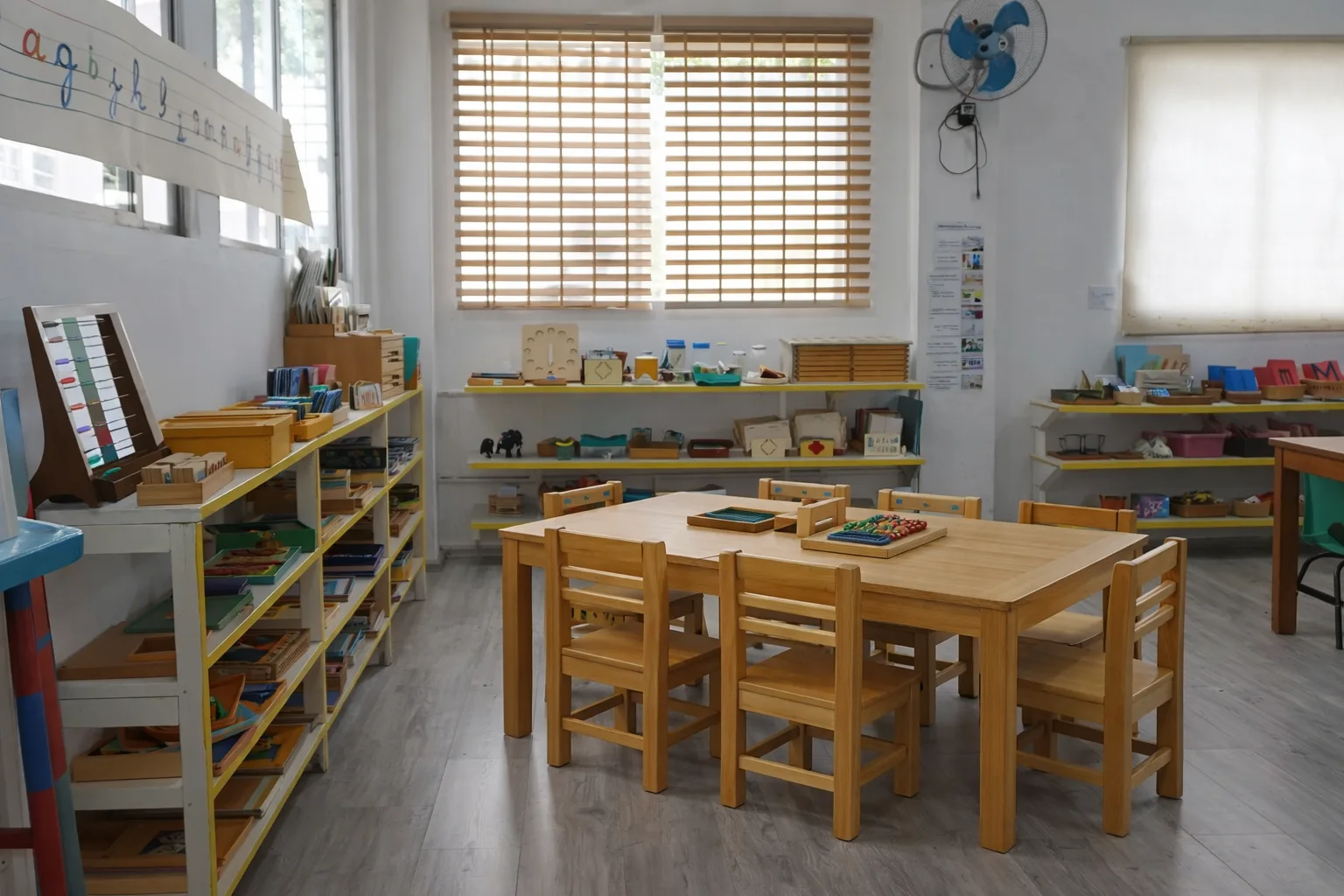 Salón con mobiliario infantil y luz natural