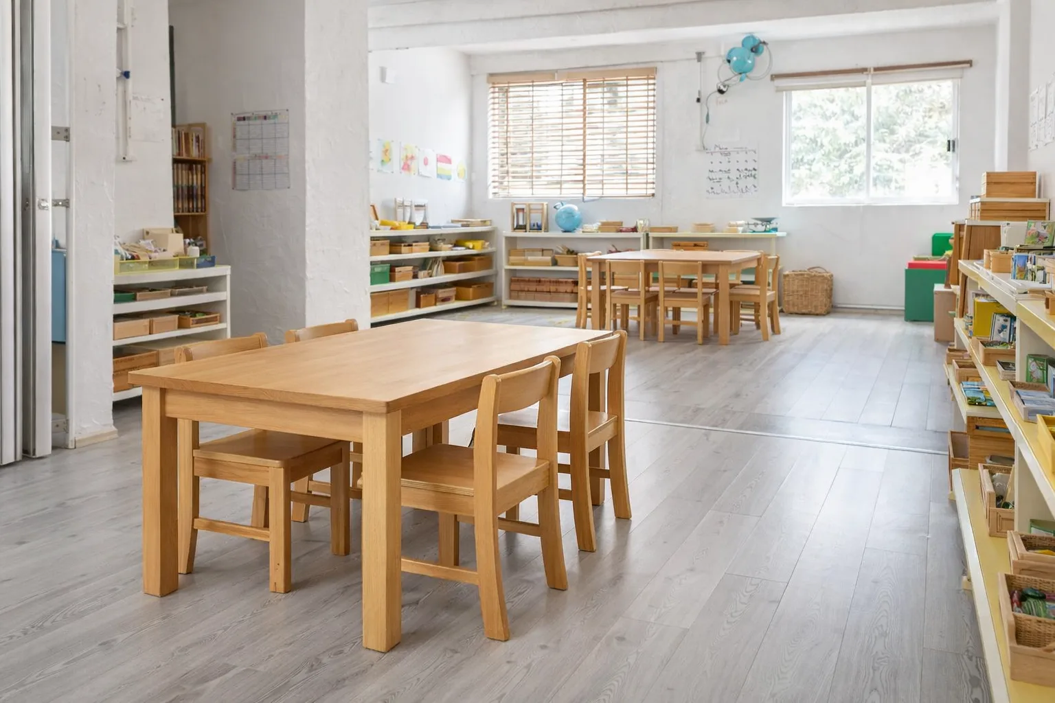 Salón principal con mesas de trabajo y luz natural